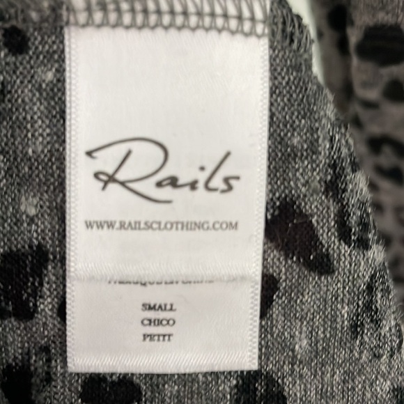 Rails Linen Charcoal Leopard Print LS Tee Mobwife - Picture 9 of 10